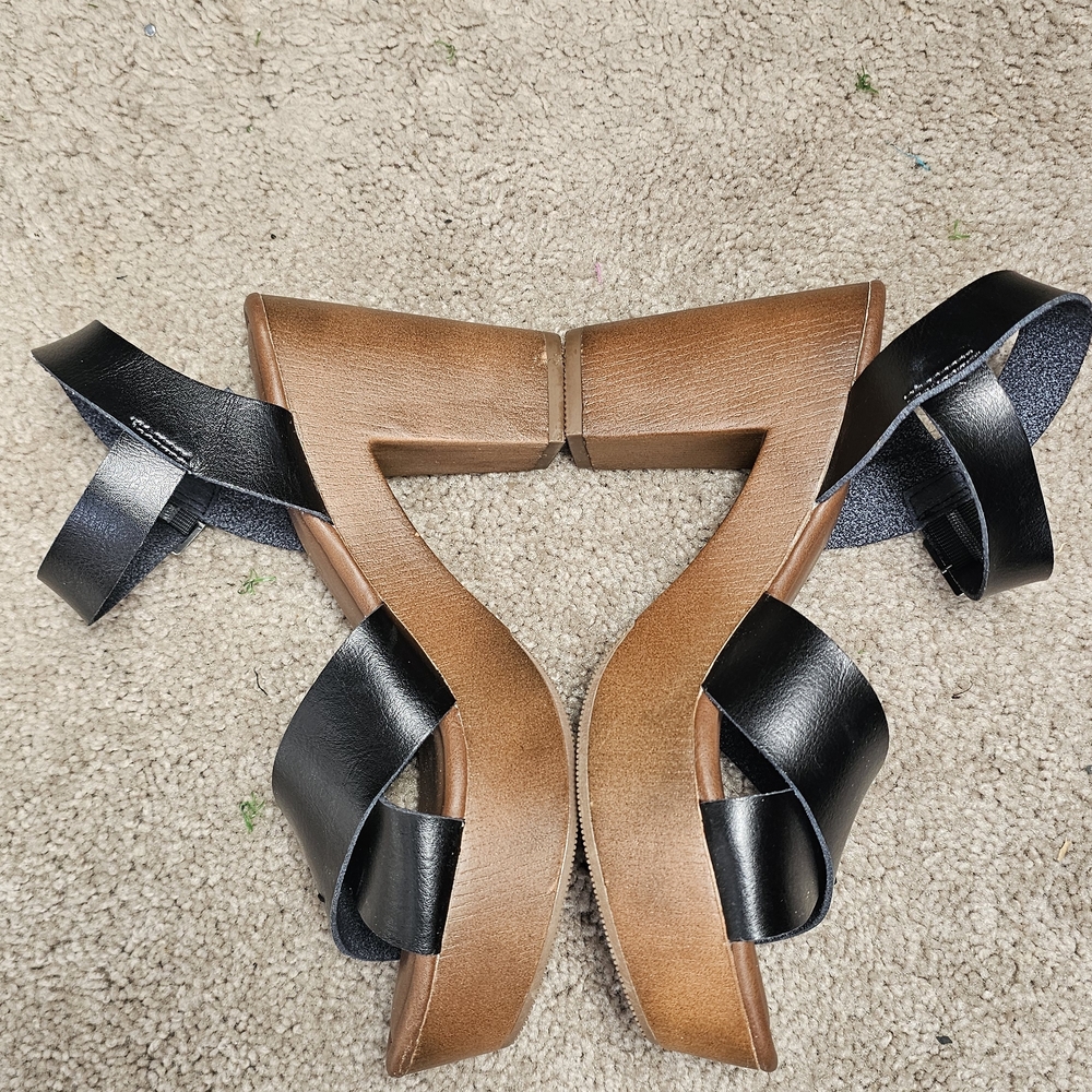 Universal Thread Stylish Black Cross-Strap Sandals - image 2